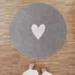Στρογγυλό χαλί γκρι με καρδιά
